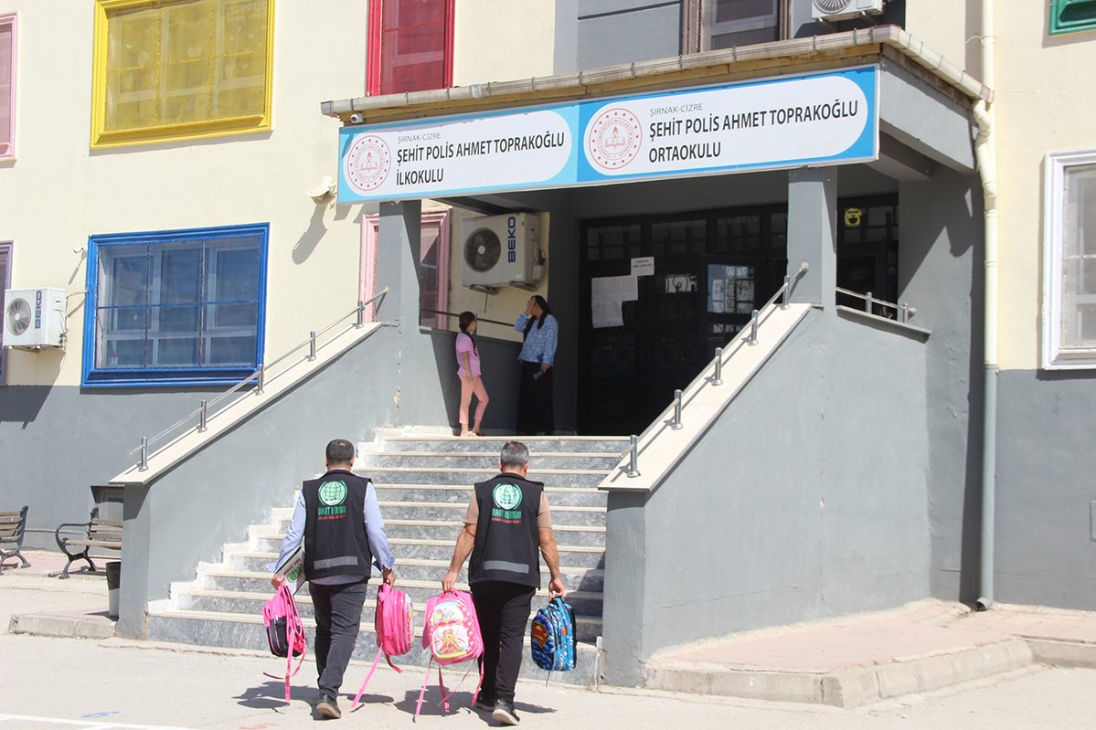 umutkervanivkf's tweet photo. 📍 Şırnak/Cizre

Yeni eğitim öğretim yılında öğrencilerimizin sevincine ortak olmaya devam ediyoruz.

Okullarımızı ziyaret ederek kırtasiye emanetlerini çocuklarımıza ulaştırdık. Rabbimiz hayır sahiplerinden razı olsun, emanetlerini kabul eylesin. https://t.co/Q2AEfYSPXo