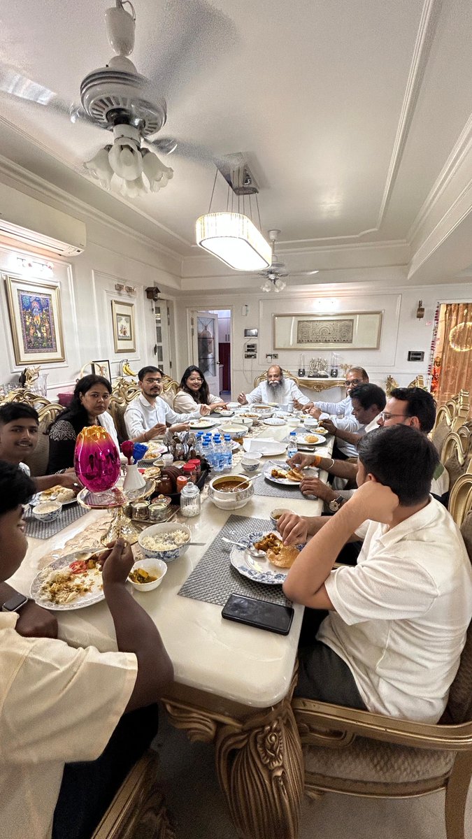 DrRohinighavari's tweet photo. हमारी इस सवर्ण वाल्मीकि एकता को देख कर ही विरोधियों के पेट में दर्द हो रहा है और मेरे पिता तुल्य करणी सेना के राष्ट्रीय अध्यक्ष स��रज पाल अम्मू जी के साथ घटिया फ़ोटो वायरल कर उन्हें अपमानित कर रहे है !! 

आज अगर सभी फ़ोटोज़ डिलीट नहीं की तो सबके ख़िलाफ़ FIR होना शुरू होगी फिर अपनी ग़रीबी का और जाति का रोना मत रोना !! 

जो लोग बोल रहे है साथ नहीं खा सकते उन अंधों के लिए यह ख़ूबसूरत तस्वीर जिसमे मेरे एक तरह राजपूत है दूसरी तरफ़ ब्राह्मण है !! 

#India #Delhi
