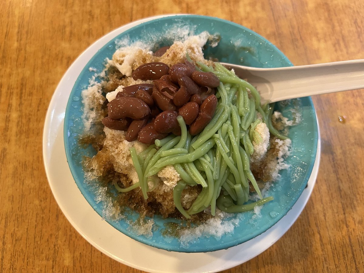 asianinnov's tweet photo. アップしようかどうか悩みましたが、正直に言います。ランチの後、チェンドル食べた上にクエをつまみ食いしてしまいました。摂取カロリーやばいので週末は禁おやつです。 https://t.co/Z1DiT0RO7u