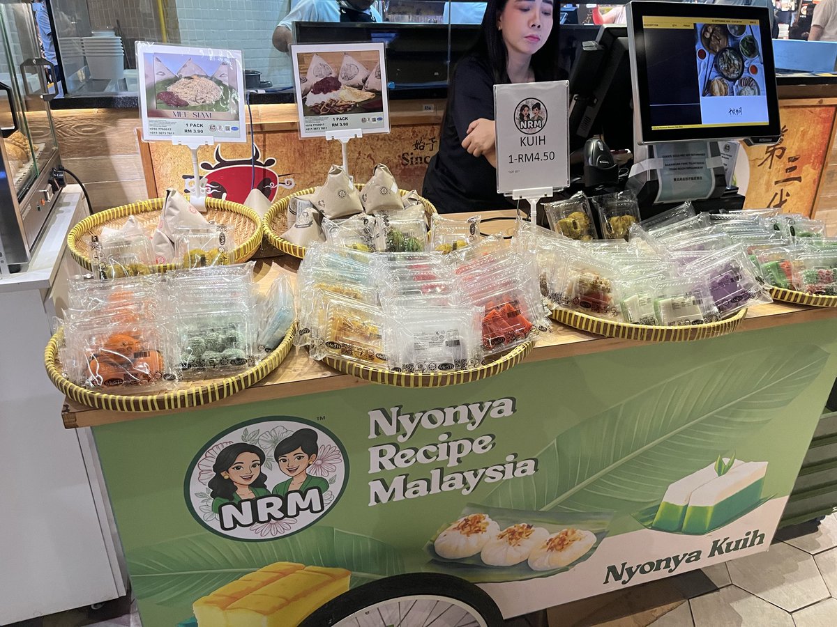 asianinnov's tweet photo. アップしようかどうか悩みましたが、正直に言います。ランチの後、チェンドル食べた上にクエをつまみ食いしてしまいました。摂取カロリーやばいので週末は禁おやつです。 https://t.co/Z1DiT0RO7u