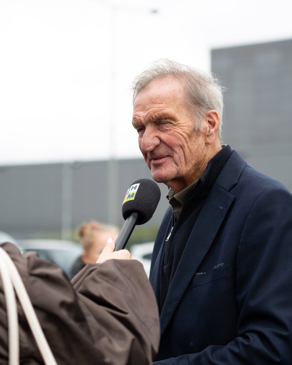 ADODenHaag's tweet photo. ππ π©π’π’π₯ πππ§πππ π’π£ πππ§ πππππ¦π ππππππ‘π£ππππ‘
Clubicoon Lex Schoenmaker is vereeuwigd met een standbeeld voor het WerkTalent Stadion. Voortaan staat hij zij aan zij met zijn goede vriend Aad Mansveld.
Lees meer over de bijzondere onthulling π https://t.co/DZ8VqAml3H
#ADODenHaag