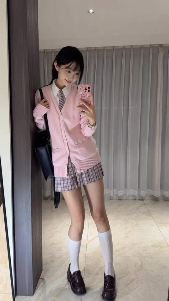 SENA_WANIMA's tweet photo. 11年初中生
第一次在 X 发露脸照片
会有人喜欢吗？ https://t.co/aZGzPLxqK7
