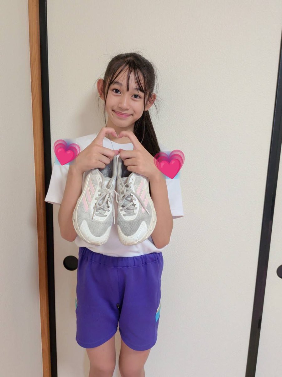 DP_AKANE's tweet photo. ただいまでやんす🙌🏻🏠
今日は #金曜日 だから上履きを持ち帰ったよ〜！👟🎒何cmに見えるー？💭

答えは……24.5cmだよ✌🏻✨
みんなよりでかいかな〜！？🫶🏻💗

あと！！算数のテストもやっと返ってきたよぉぉお！📖✏️何点か予想してからお写真見てね！♪
#あかねん
#DIANNAプロジェクト練習生
#でやんす https://t.co/egItbIuCJw