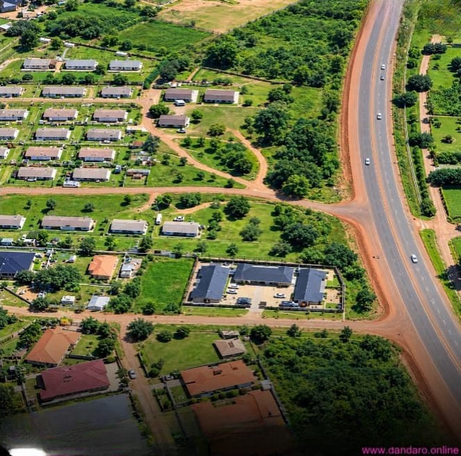 iWithessnes's tweet photo. 🚨 ASHDOWN PARK PROPERTY OWNERS FACE EVICTION
Ninety-six property owners in Ashdown Park Extension, Harare, face eviction and demolition of their homes over disputed land ownership.
Ten have already been evicted. Ward 16 councillor Denford Ngadziore said some residents paid about US$25,000 for stands, while completed properties were valued at US$180,000–US$200,000.
@MoLGPWZim @cityofharare2