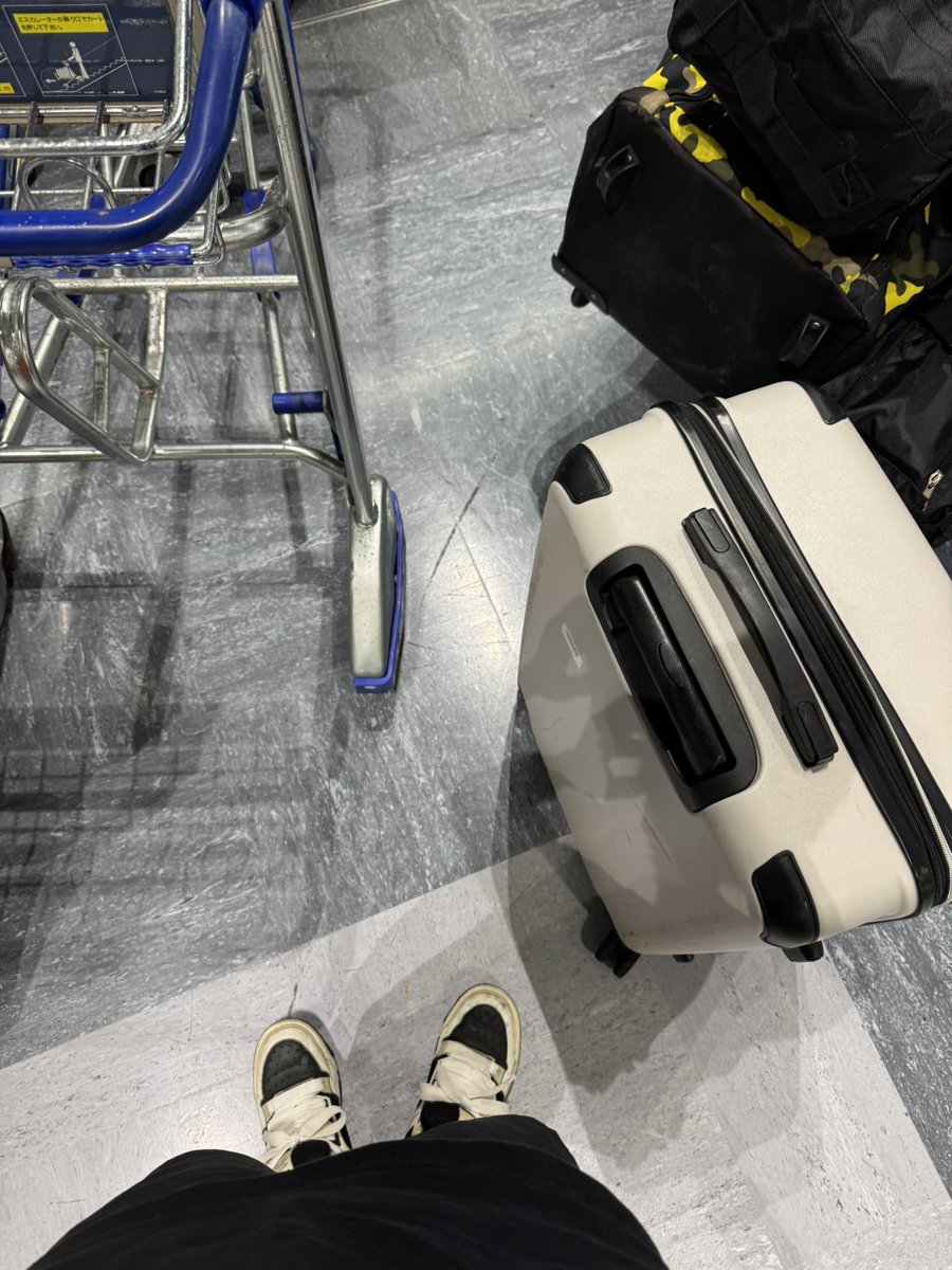 namipan7380's tweet photo. 今からセブ島向かうって言う時に1番最初にパスポート持ってママにも確認してもらってたのにチェックインしようとしたら元カノのパスポート持ってて俺は人生で1番😨コレ

マジナニシテンホンマニ。 https://t.co/ZeSEl9AJt4