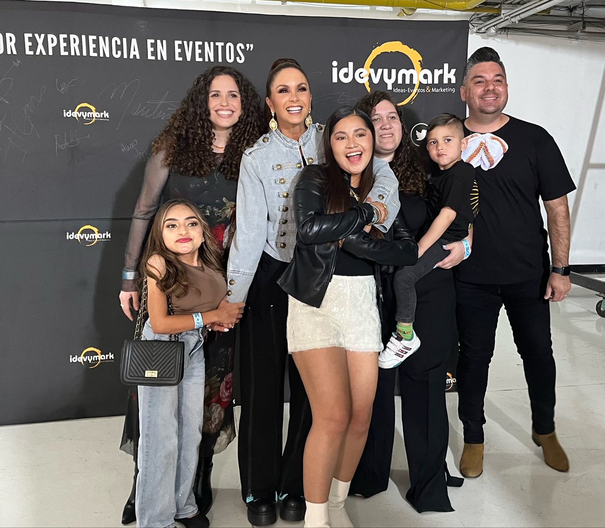 AbyDiazLucerina's tweet photo. Abrace a Lu 🥹😭 y aún que solo fue un segundo fue un sueño cumplido como le explico a esa niña de nueve años que por fin conocimos y Abrazamos a Lucero ? 🫂❤️‍🩹💐✨ https://t.co/uwwFVQGOd0