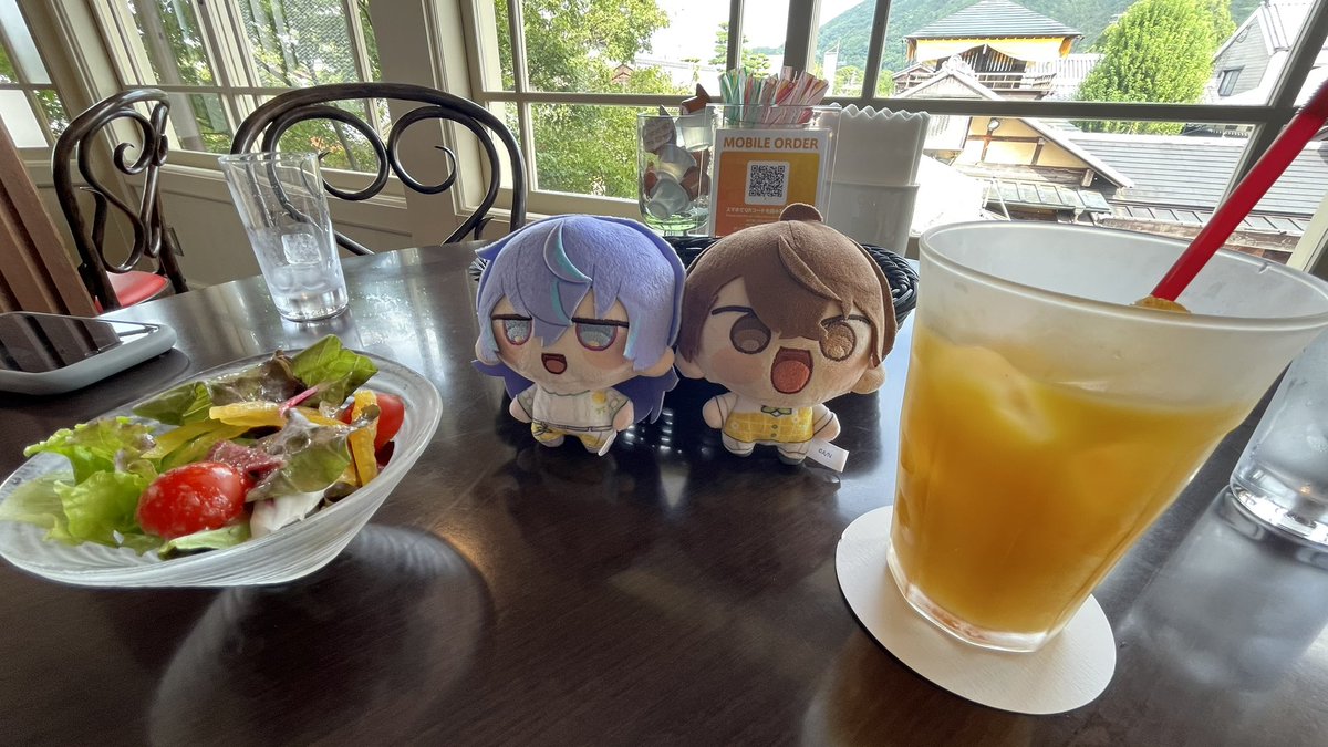 toz_oos's tweet photo. サラダが食べたい🐙🌟とオレンジジュースに夢中な🏢 https://t.co/2dg6HexBNv