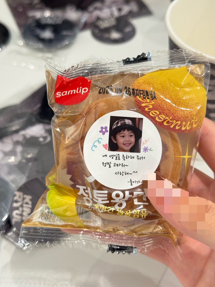 terjemahinRYUL's tweet photo. AAAAAAA Mama dan Papa Kim dateng ke cafe event Ryul di Seoul dan bahkan nge-drop roti chestnut 😭🤍🤍
“Makasih banyak udah ngerayain ultahku~ Aku sayang kalian~^^-Ryuri-“
#률 #RYUL #롱샷 #LNGSHOT https://t.co/Fp8DlIw6ry