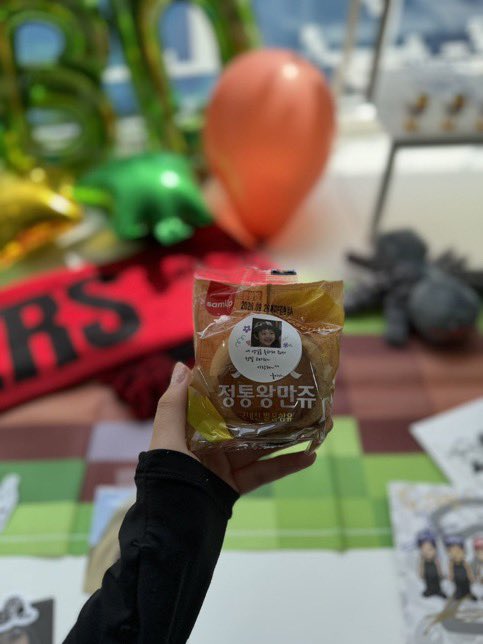 terjemahinRYUL's tweet photo. His parents beneran keliling ke beberapa cafe event dan ngasih sekotak roti chestnut🥹💕 So cute…

#률 #RYUL #롱샷 #LNGSHOT https://t.co/hu4uuwOPBm