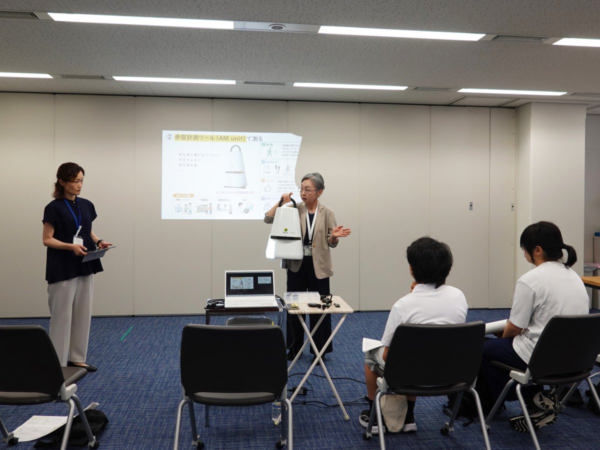 OsakaMetUniv's tweet photo. ＼高専 × リハビリテーション学研究科🩺／
リハビリテーション学研究科の取り組み紹介のほか、Well-being共創研究センターでの「歩行測定」などを体験！
「どのような測定機器が現場で役立つか」についてディスカッションも行いました。リハビリテーション学研究科との新たな共創に向けた一歩です！ https://t.co/hilXnAu942