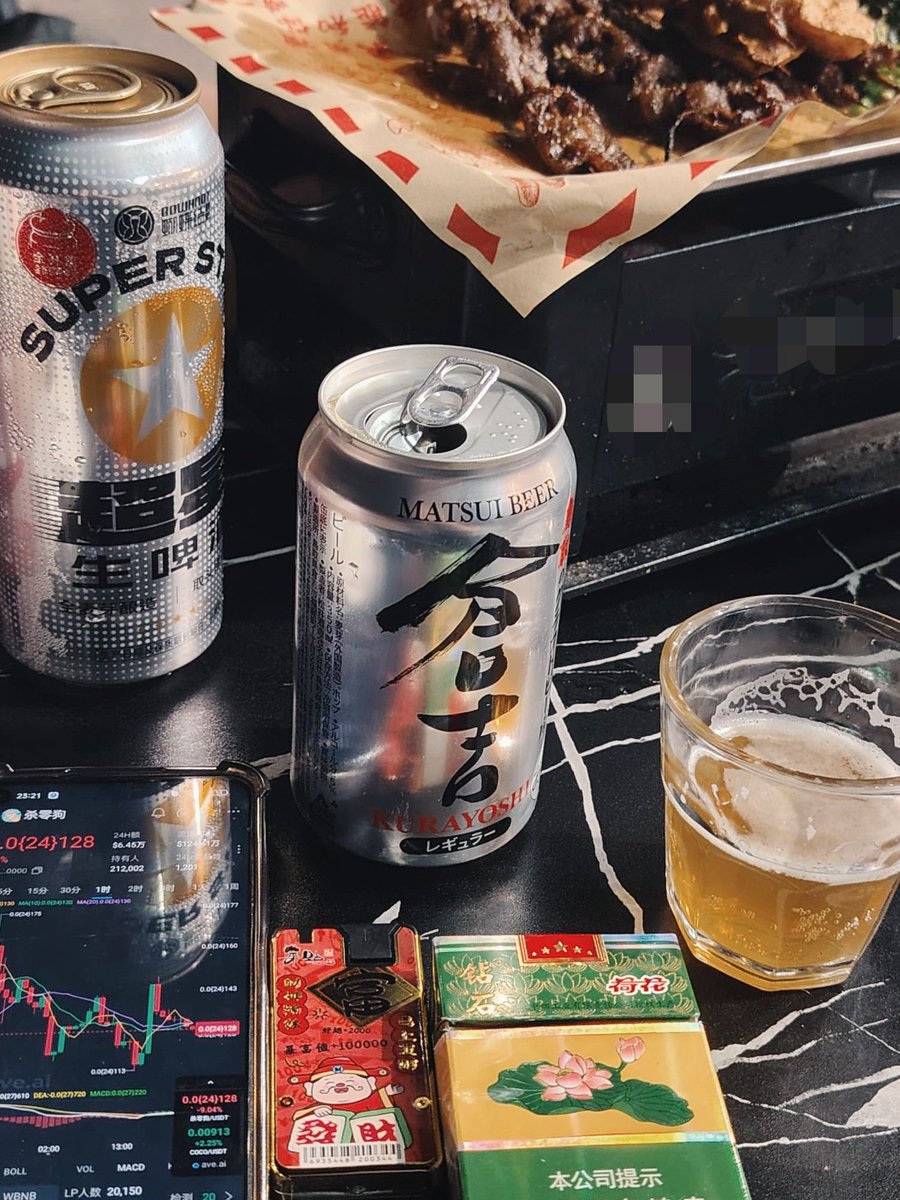 riozkk's tweet photo. 完美的社区 大晚上吃宵夜还要心系 #杀零狗 😂 https://t.co/zT4UwU0Ngg