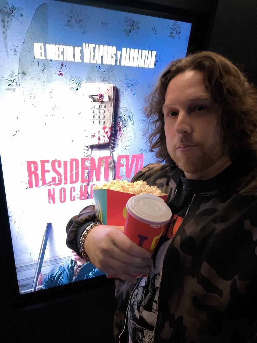 Matt_Sere's tweet photo. #ResidentEvilㅤ es lamentable una mala película. Es una comedia disfrazada de terror, con un maquillaje malo, LLENA DE COMEDIA ESTUPIDA, y nada de terror. Le queda GIGANTE el nombre RESIDENT EVIL, es un insulto. Y lo dice un fan desde PS1. Muy decepcionado. https://t.co/9GZYZNBKVI