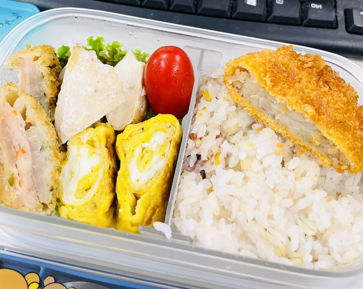 MamarinrinFu's tweet photo. 玉子焼きだけ作って🥚昨日買ったお惣菜と残り物達を詰めて☆持ってきましたん❗️🍱天気悪いねぇ💦腰も絶不調で痛いよぉ💦😭
#お弁当
#お弁当記録
#残り物とお惣菜
#雨降ると腰が痛い https://t.co/YAWRccnLtM