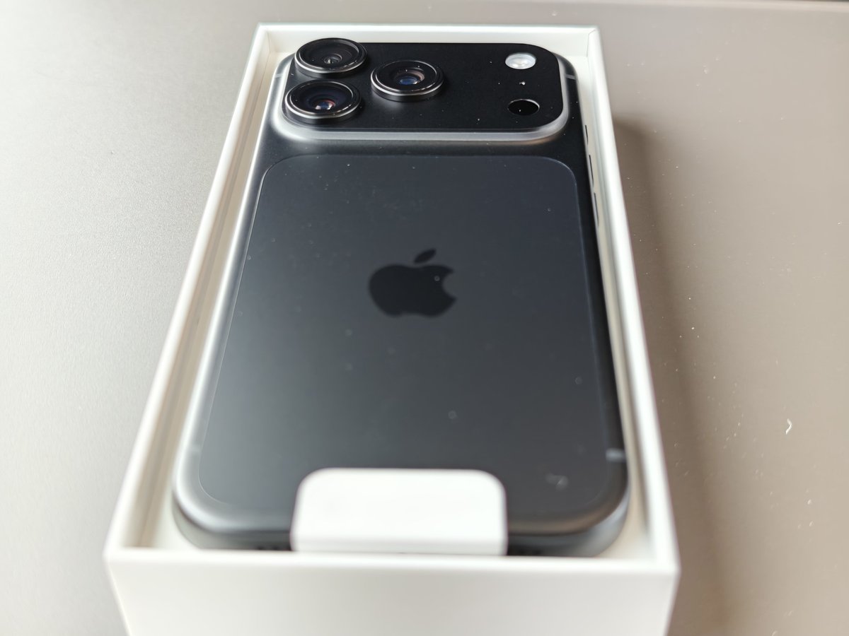 hamu_3nd's tweet photo. iPhone 18 Proのブラック、届いた！
この黒、めちゃくちゃかっこいい https://t.co/FSfcnAwCWI