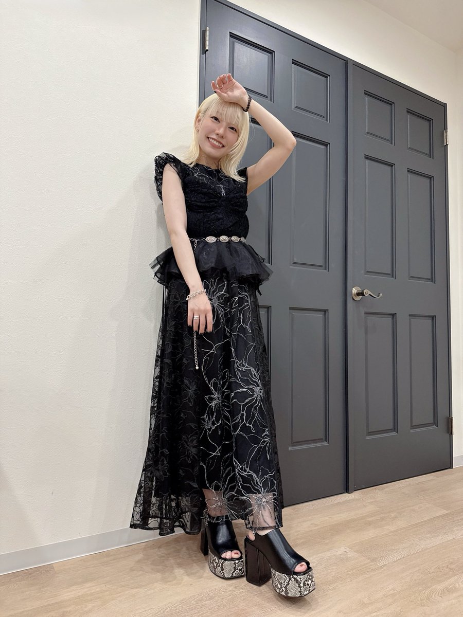 Hondo_dagaya_'s tweet photo. #アニメゆめみた

ビオラをイメージしていただいた
ブラックワンピースです🐍
黒一色ではなくキラキラしてるのも
本物のキラキラが嫌いな彼女らしい

ヘアメイク 横山雷志郎さま
スタイリスト 森俊輔さま https://t.co/riehy7iwSz