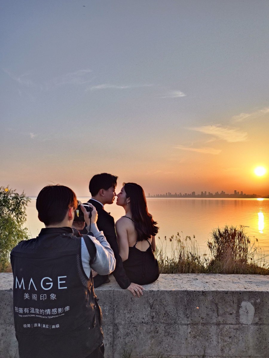 pebbz013344's tweet photo. Our campus photography club is hosting a sunset shooting session this Friday at West Lake! Grab your cameras and meet at the north gate at 5PM—casual shots, fun vibes, and free print stickers for participants! https://t.co/5Npa03QZzI