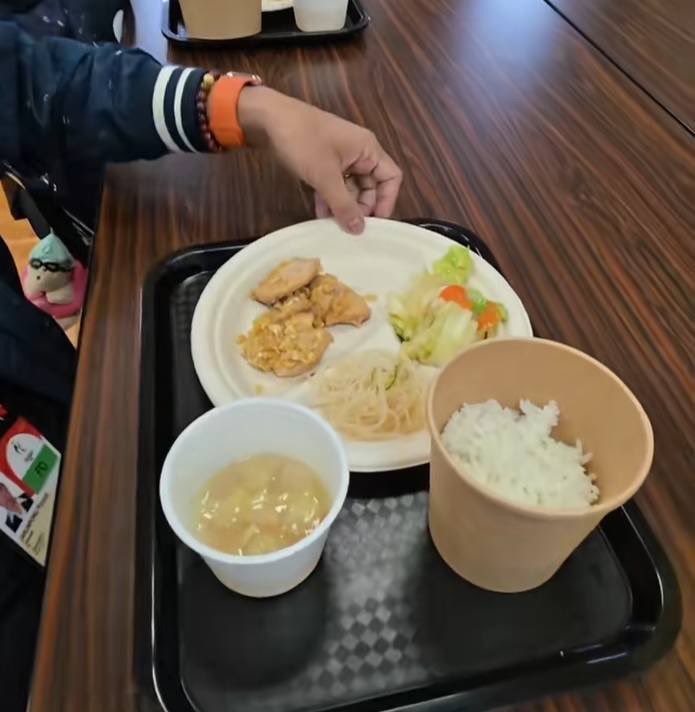 1984npk's tweet photo. 愛知アジア大会の選手向けご飯とローソンの300円弁当でジャパン食の評判が爆下がり https://t.co/B8tknNN1z1