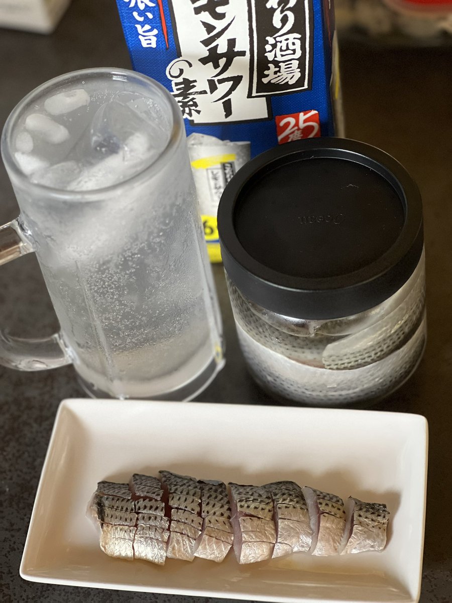oyruuu's tweet photo. 起きて早々、夜勤入りのため飲み始め🥃
昨日の日中に仕込んでおいたコハダの酢漬け🐟
うん、小骨もしっかり柔らかくて美味しい😋
でも配分ミスったかなぁ…ちょっと砂糖多すぎたかも？ https://t.co/OrtWqcWIOH