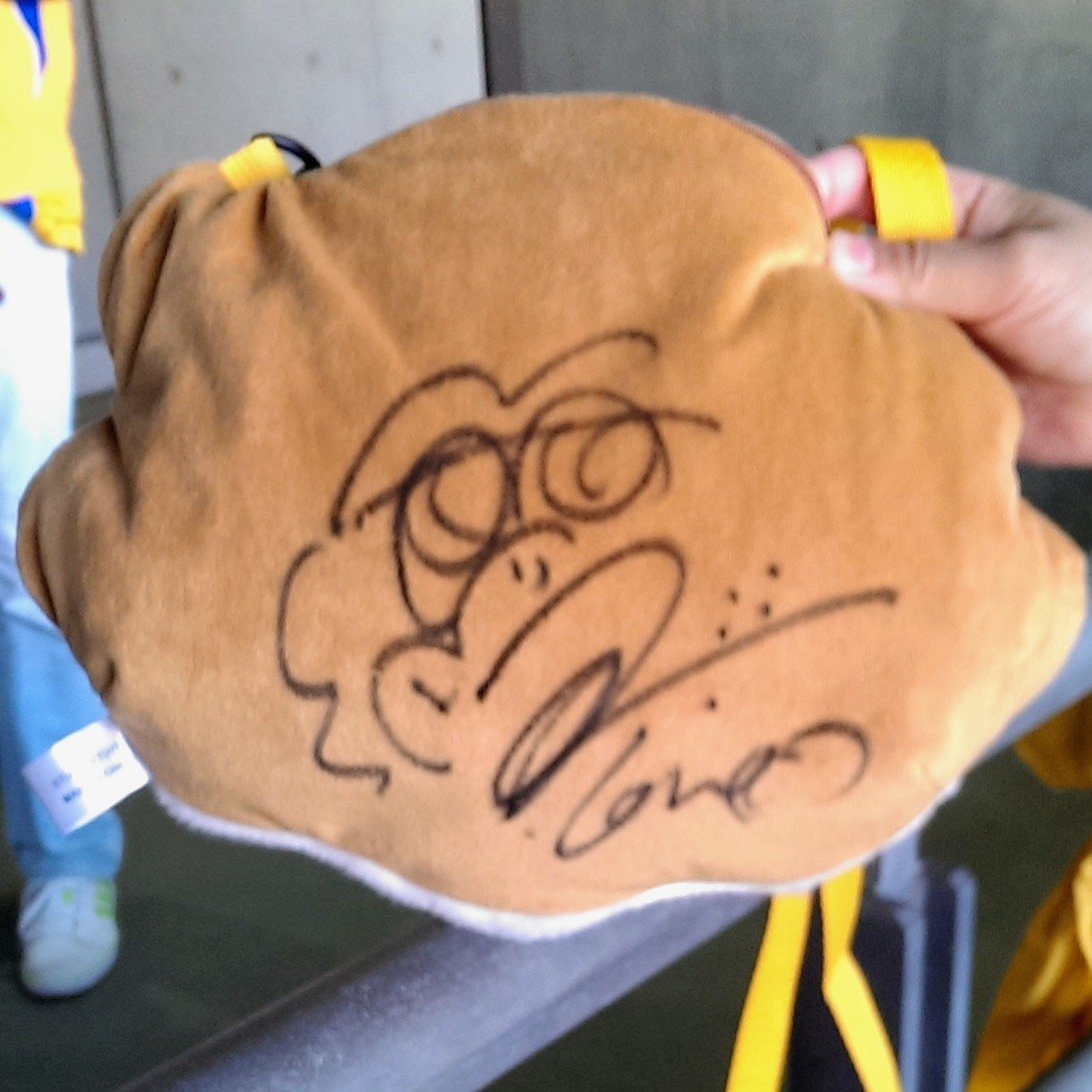 Arlmick12's tweet photo. 2013年
サイン求めたら鼻水も描かれる笑
この傍若無人さもまた魅力
#ベガッ太さんに寄り添う会 https://t.co/T4k2a7WEVY