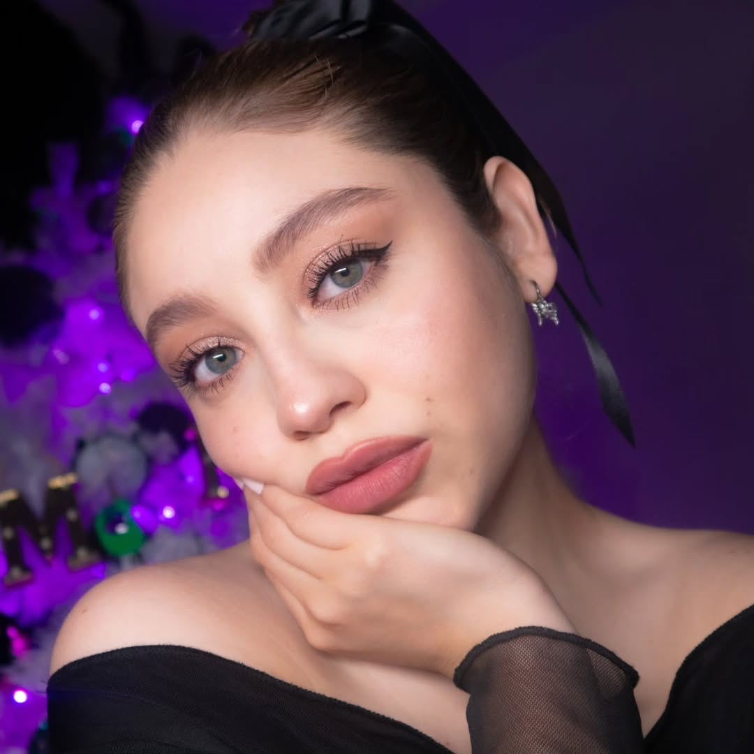 espiaqueteamo's tweet photo. Diciembre es para brillar ✨
este look lo hice con mis esenciales de
pestañas, labios y glow perfectos para estas fiestas 🎄☃️ https://t.co/SaghOikUtD