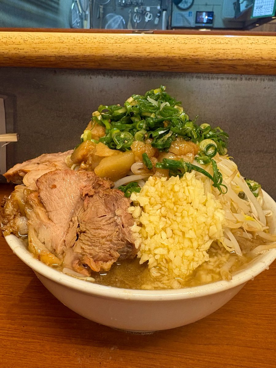 ssramenss's tweet photo. ♡ 地球規模で考えろ ソラ ♡
限定 塩ネギラーメン 並(300g)
NaYmmAm
今週末までとのことで、なんとか時間を捻出して食べに🚗³₃
やっぱり塩ネギちゃん美味しい！！！！！
ニンニクと混ざりあった瞬間に化けるのが好き😌✨️ 豚やわらかとろとろちゃん♡ https://t.co/vQysThl4eD