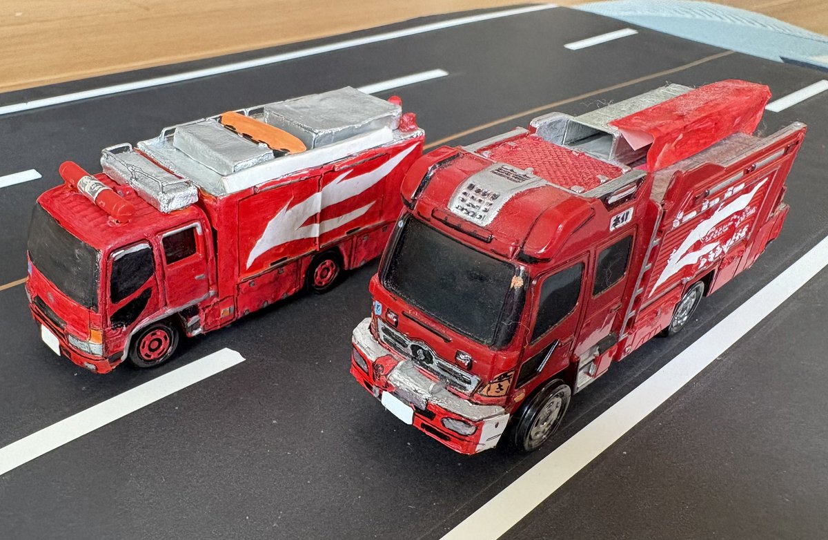 xx_tp_'s tweet photo. 実車は既に廃車された前任のASRと、現行のASR

前任は機動指揮支援隊、救助指揮支援隊、本部特別高度救助隊と名称が変わったため表記が3形態あり、さらに赤ホイールから銀ホイールへの交換、ASRステッカーの有無などでまたいくつもの形態が存在していました。

現行のASRはⅡ型からⅢ型になり、大型に https://t.co/SVsPoqg71a