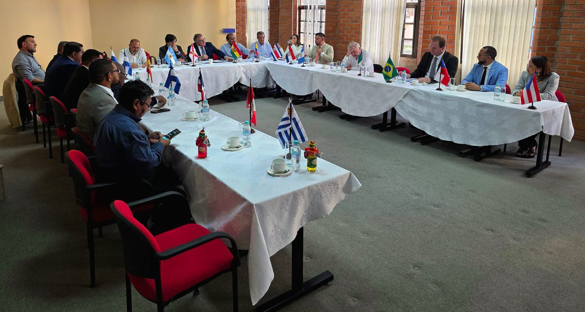 FLACMA_'s tweet photo. Reunión de Presidencia #FLACMA celebrada en Sucre🇧🇴 y donde la dirigencia aprueban el procedimiento electivo y asuntos estatutarios para presentar a la Asamblea General
Presidencia la componen el Presidente, Copresidentes, Presidente del Consejo de Honor y el Secretario General https://t.co/QmvPXVapWK