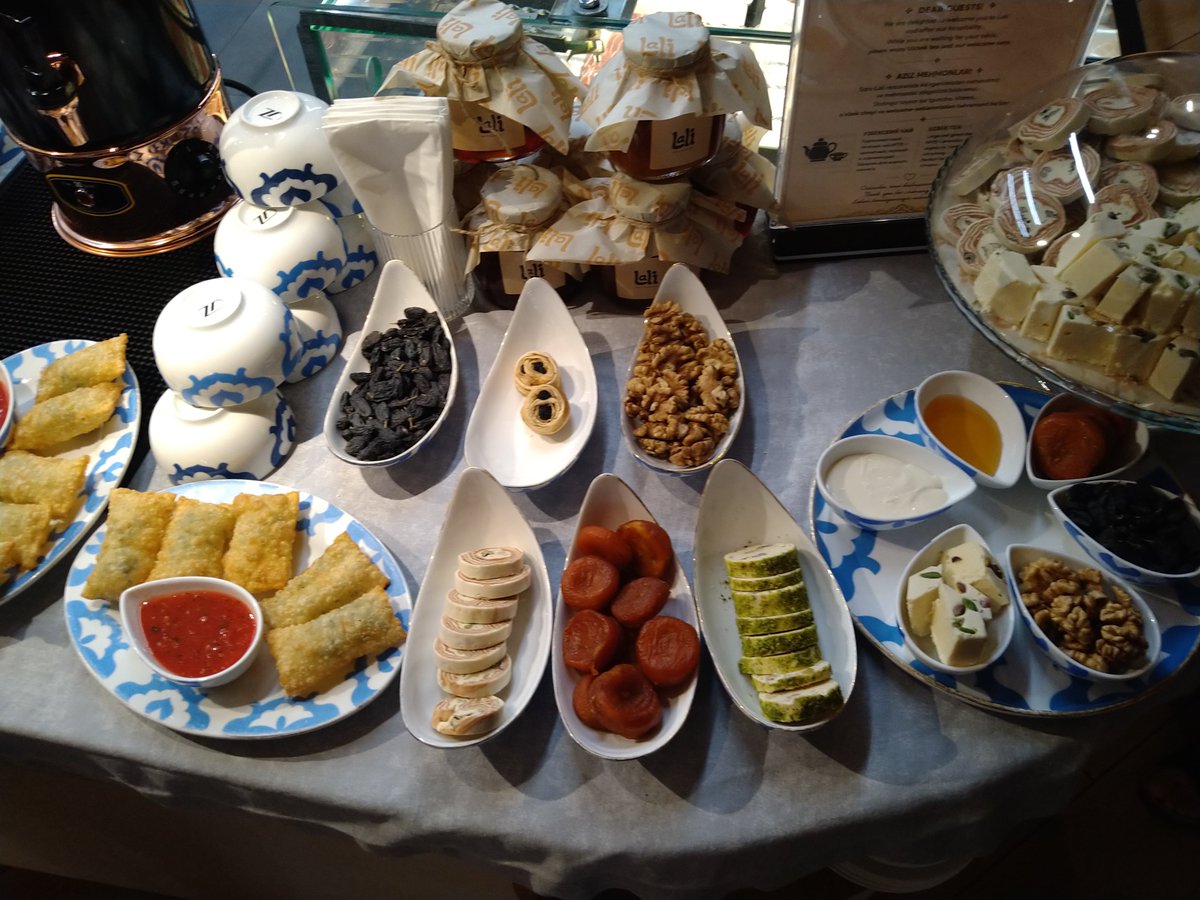JWC07257445's tweet photo. ちょっと落ち着いたので昨夜頂いたウズベキスタン料理を紹介🌺これらは食事前の前菜ですが、真ん中上段に見える小さな白いロール。これ乾燥メロン🍈の前菜なんです！食べるとメロン味ガムみたいな食感〜　やっぱり杏子が豊富でしたねー
#ウズベキスタン料理
#前菜 https://t.co/EEUeOnmnc1
