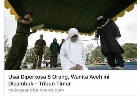 Sentjoko's tweet photo. HUKUM SYARIAH MEMULIAKAN WANITA TAPI BOHONG

Di Langsa, 2014, seorang janda 25 tahun diperkosa oleh 8 lelaki (termasuk 1 anak 13 tahun), pasca digerebek karena berduaan dengan lelaki beristri. Walau menjadi korban perkosaan, janda tsb tetap dicambuk dan dipermalukan di depan umum https://t.co/XIGJ7a5FEz