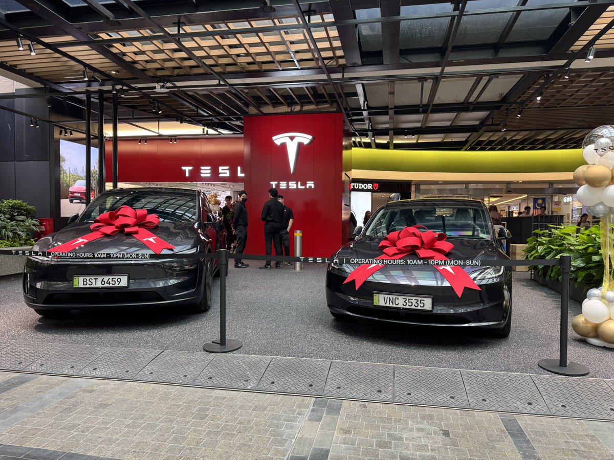 Soya_Cincau's tweet photo. Tesla Malaysia opens their 7th Experience Centre located at Mid Valley Megamall in KL. At the moment they have 21 Supercharger and 18 Destination Charger locations nationwide, along with 3 Srrvice Centre and Service Express points. 

Tesla Malaysia will deploy 6 more EV charging stations locations in 2026 located in Selangor, Kuala Lumpur, Perak, Seremban and Penang. #tesla #teslasupercharger #ev #evcharger