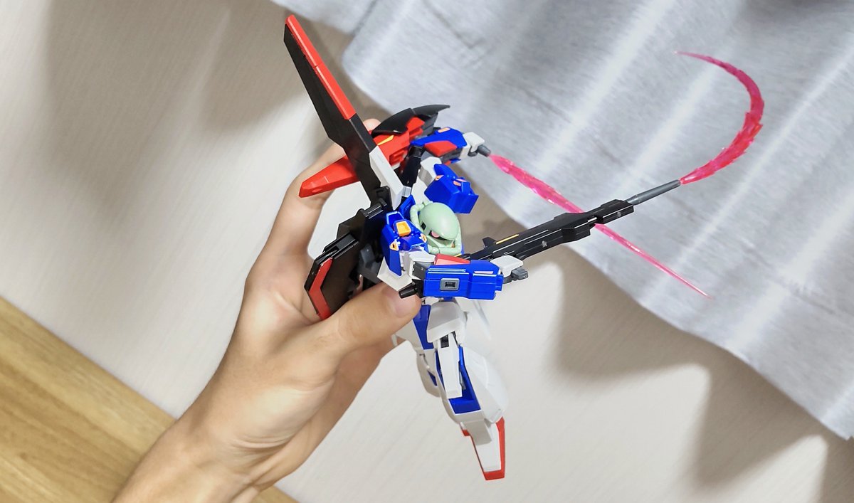 mochiko0511's tweet photo. #ガンプラ
Zザク 見た目が面白いのはもちろん 
モノアイで表情がつけやすいから動かしてて楽しい https://t.co/LSm2cP26aT