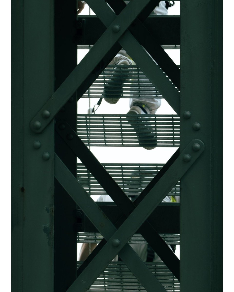 BelenFleispj's tweet photo. Watching people view the bridge from a different angle. https://t.co/JYLBIun1QW