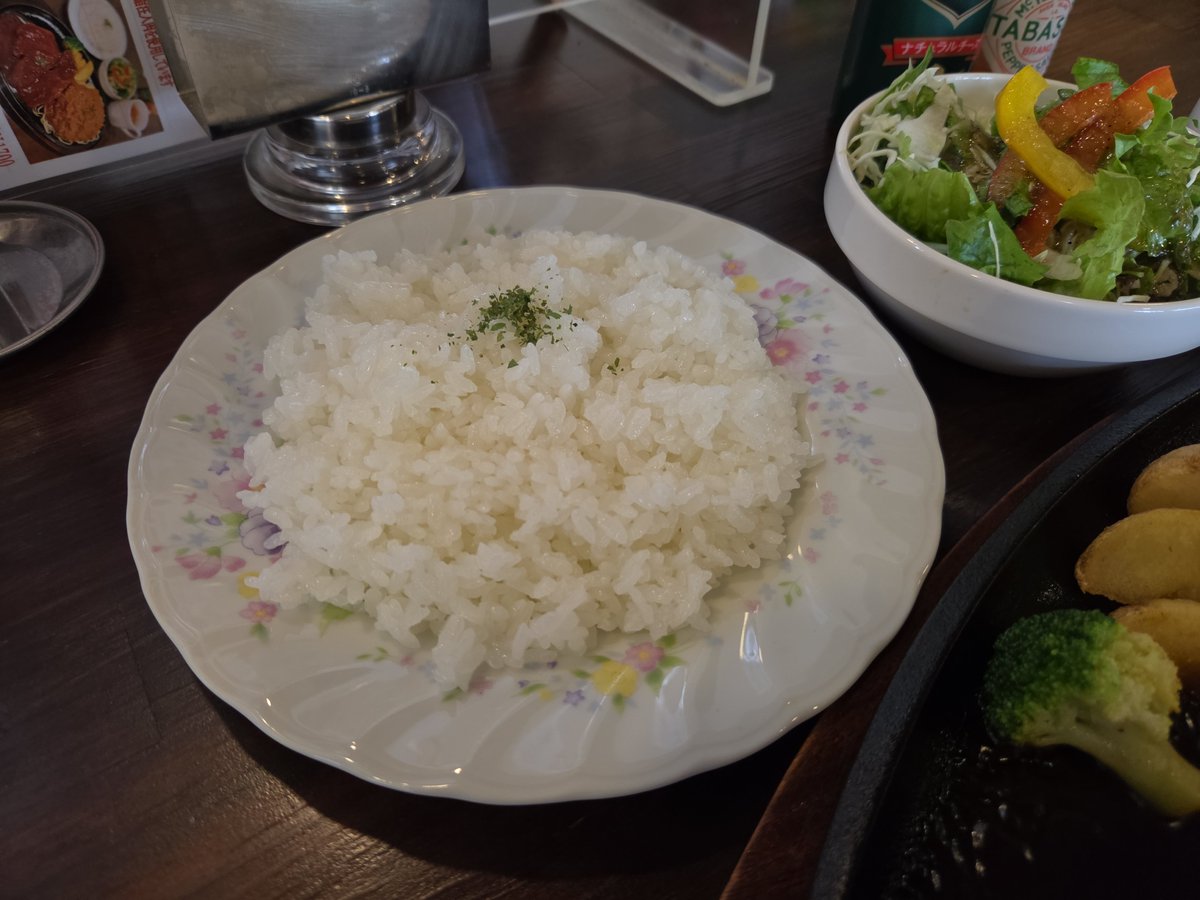 Hide_pfm's tweet photo. 芦野のリラィアブルブックス向かいにある『喫茶&amp;お食事 アイリス』にてランチです。今日も満席になりました。ミート&amp;ハンバーグを注文。

ふっくら焼き上がったデミハンバーグと、まろやかなミートスパゲティ。ライス、サラダ、スープ付きでボリューミー！ライスおかわり無料サービスがうれしい😄 https://t.co/K45f4at7wS