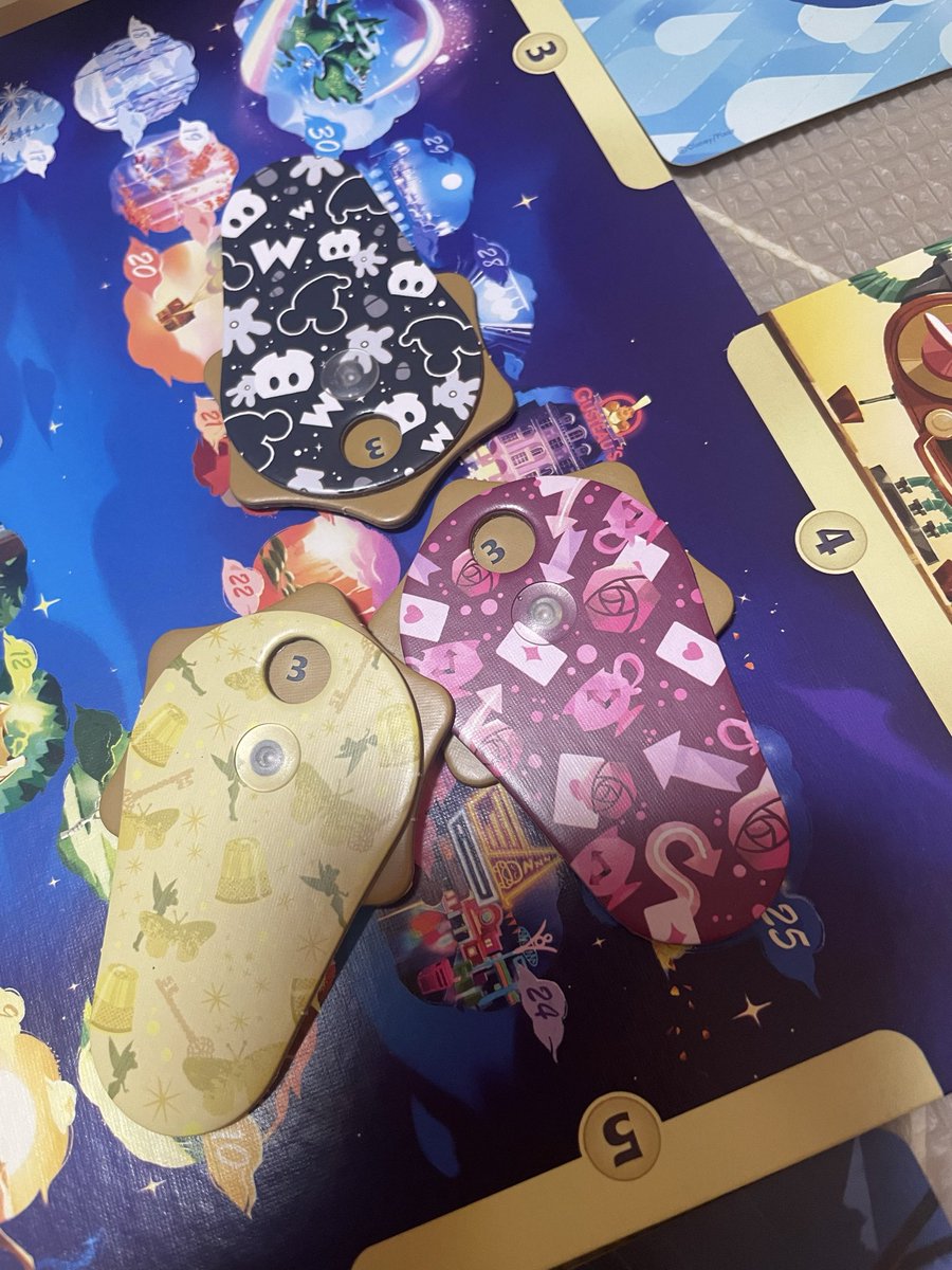 zofwt's tweet photo. 4歳児おすすめボードゲーム「ディクシット」
新感覚ボドゲ。ディズニー好き大集合。1人が絵に名前をつけて、カードを混ぜて、その名前の絵がどれかを他のみんなで当てるゲーム。絶妙な名前をつけるのが楽しい。名画カードよりこのボドゲで遊んだ方が美的感覚育つと思う笑
昨日3人で遊んだ✌️✨ https://t.co/1yNRi6XOIY