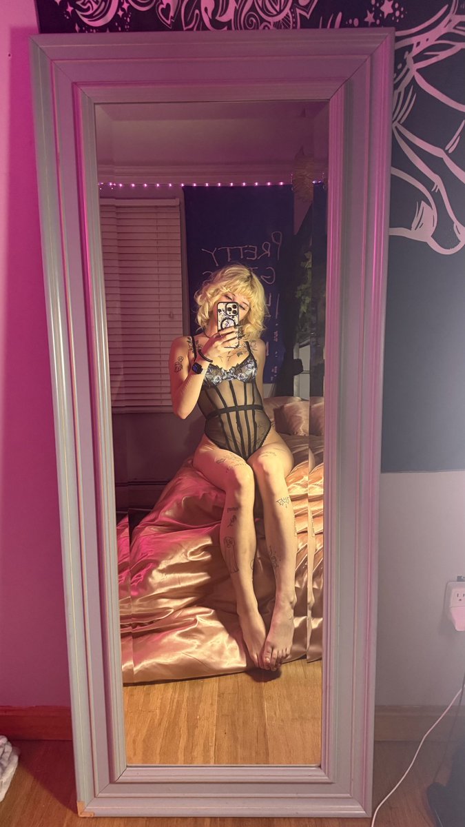 maxinevanti's tweet photo. brat mode looks better from this angle https://t.co/awKfeCikup