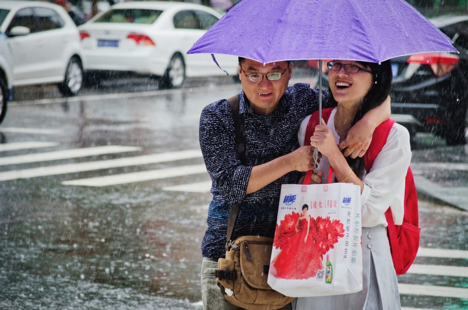 wexelstrom's tweet photo. A stranger helped me pick up all my spilled groceries when my bag ripped in the rain, no extra words needed—kindness hits different. https://t.co/g0v03a1ley