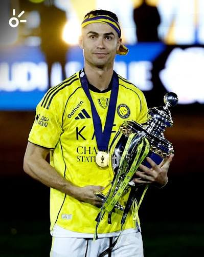 Sofi_VI23's tweet photo. @BIRDIBEL @ArielipilloPlus y que copa gano ese enano con nariz de duende, drogadicto, gay, pedófilo y fracasado jajajaja 
 Esta vale mas que ese pepino de trofeos amistoso q  le armaron a tu ídolo de kk🤣🤣🤣🥳🥳🥳 https://t.co/djoNBC6EsR