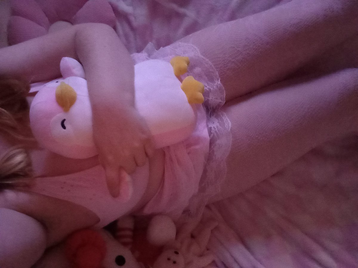 BunnyMoonlightt's tweet photo. All pink tonight!! •⁠ᴗ⁠• even my lil penguin plush is pink!! Her names pinkyyy!!! (Basic ahh name😭) https://t.co/Tr466uqewR