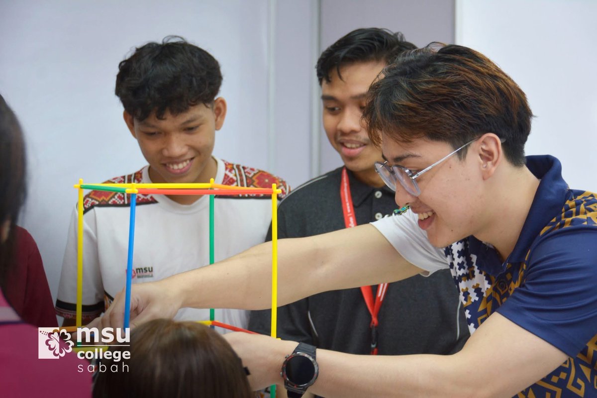 MSUCSabah's tweet photo. Antara pengisian menarik dalam program orientasi ialah Latihan Dalam Kumpulan (LDK) yang memberi peluang kepada pelajar baharu untuk membina keyakinan diri, mengukuhkan kemahiran komunikasi serta bekerjasama dalam kumpulan. 💪🗣️

 #OrientasiPelajarBaharu #LDK #TaklimatJabatan https://t.co/f421apoDNQ