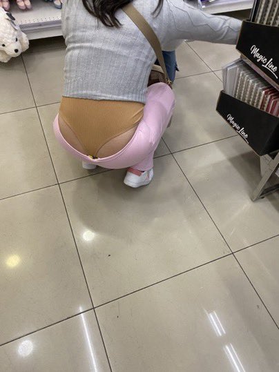 OrtizL666's tweet photo. Se dio cuenta que la estaba viendo y hasta se agacha más la perra enseñándome más 🥵🥵 no aguante las ganas y le dile que tenía un culo riquísimo y además que traía mi verga bien parada de estarla viendo 🍆💦 #Ricosculos #Guanajuato https://t.co/2Onp91VVHt
