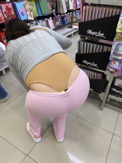 OrtizL666's tweet photo. Se dio cuenta que la estaba viendo y hasta se agacha más la perra enseñándome más 🥵🥵 no aguante las ganas y le dile que tenía un culo riquísimo y además que traía mi verga bien parada de estarla viendo 🍆💦 #Ricosculos #Guanajuato https://t.co/2Onp91VVHt
