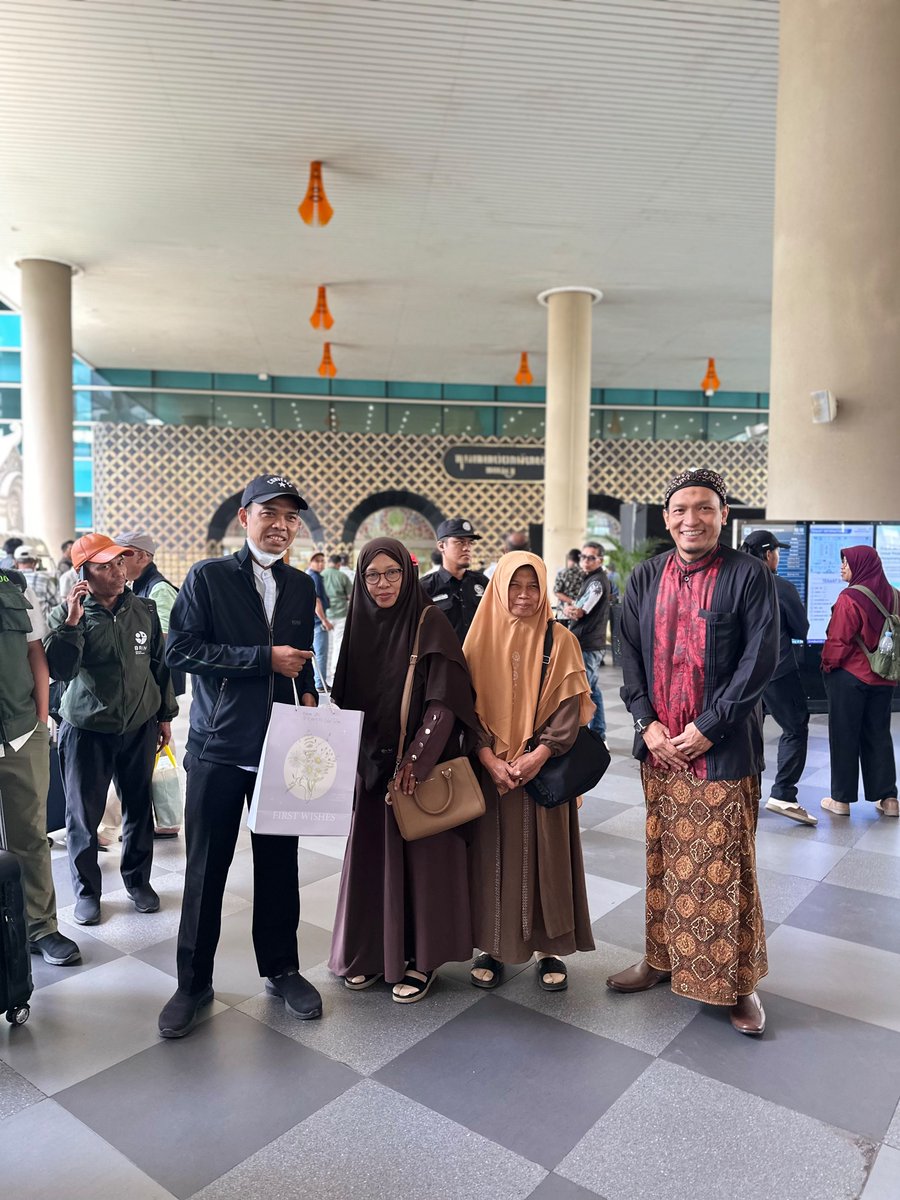 salimafillah's tweet photo. Ahlan wa Sahlan Tuan Guru Ustadz Abdul Somad dan Ust. Luqmanulhakim. Mohon doa Shalih(in+at) semua semoga rangkaian safari dakwah dan Padhang Bulan Fest lancar barokah. https://t.co/qf746VLt1n