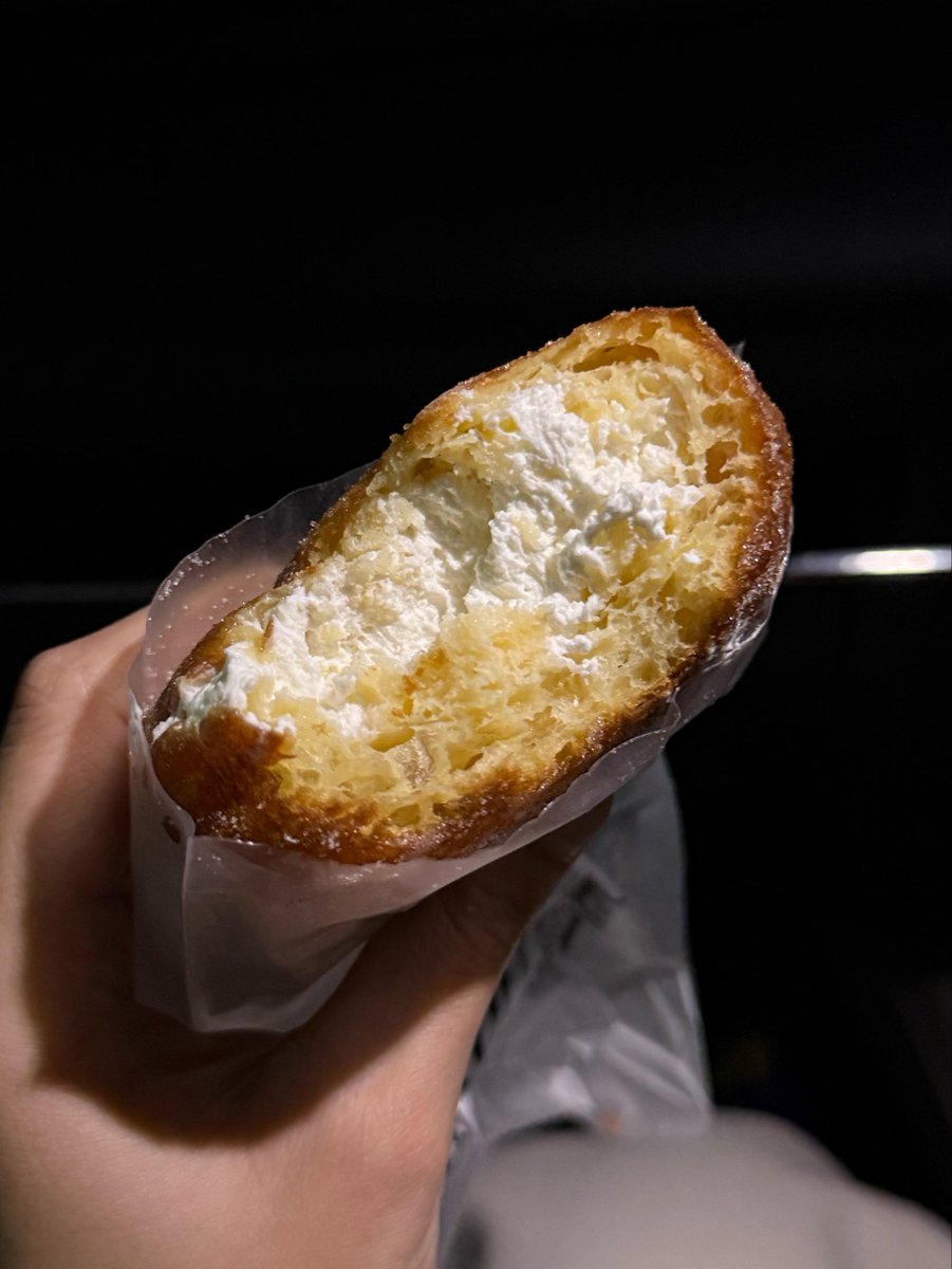 Hamkdy_'s tweet photo. เจอร้านที่ทำแป้งโดนัทเหมือน Im donut แล้วววกี้สสสส แต่ก็เป็นร้านญปเหมือนเดิม dnaแป้งญปที่มันก็อปกันยากจิงๆ ความฟูเบานุ่มของแป้ง แต่ไม่แฉะ หนึบนิดเดียว ไม่มีกลิ่นน้ำมัน ชิ้นนี้คือㅠㅠ เป๊ะมากกกกกกก💌🫶🏻 (ติดแค่มีไส้เดียว truffle) https://t.co/ydA0Q1YVW7