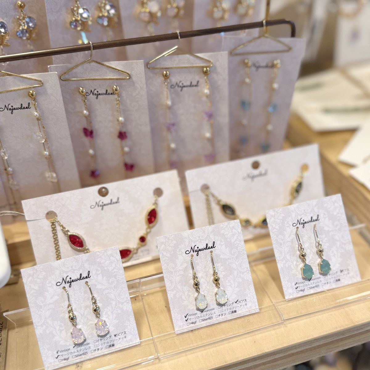 najewdael's tweet photo. 浅草の委託先 @handmade_box_jp 様（BOX No. 1H12）へ淡い光を纏うオパールカラーのピアスを納品しました🫶Rose Water Opal、White Opal、Pacific Opalの3色展開🩷🤍💚昔のスワロフスキー・クリスタル（デッドストック）を使っています✨
#ハンドメイドアクセサリー #浅草 https://t.co/TsDPLxTTot