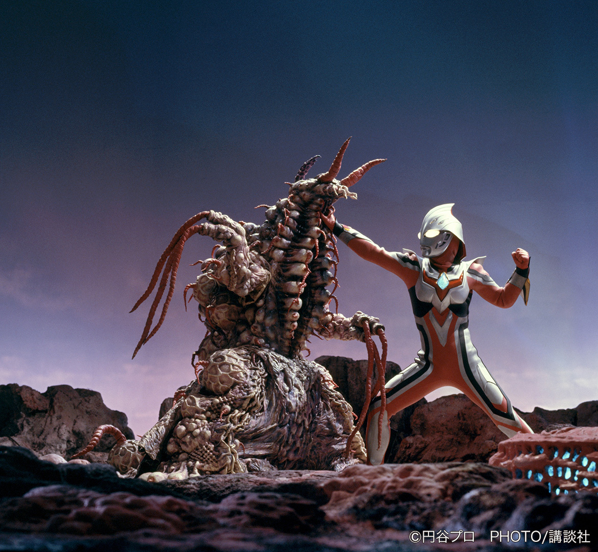 tele_maga's tweet photo. こんばんは。我が手帳によりますと、明日 #10月16日 は『ウルトラマンネクサス』第３話「巨人 -ウルトラマン-」が放送された日です。人間を人質にしたペドレオン（グロース）を退けたネクサス。孤門と凪はネクサスに変身する姫矢と遭遇する。（2004年）#ウルトラ怪獣日和
https://t.co/KDazfQjmUc https://t.co/W4jYBcSVx0