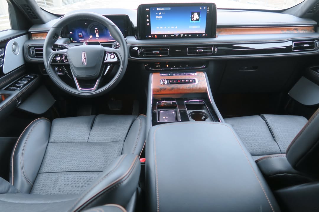 KristenCorvr0x's tweet photo. The 2026 Lincoln Aviator gets closer to the ideal midsize luxury SUV with a smooth ride, thoughtful interior, and everyday usability—but step-in height, electric doors, and 3-row practicality still disappoint. https://t.co/knZFvMY3o4