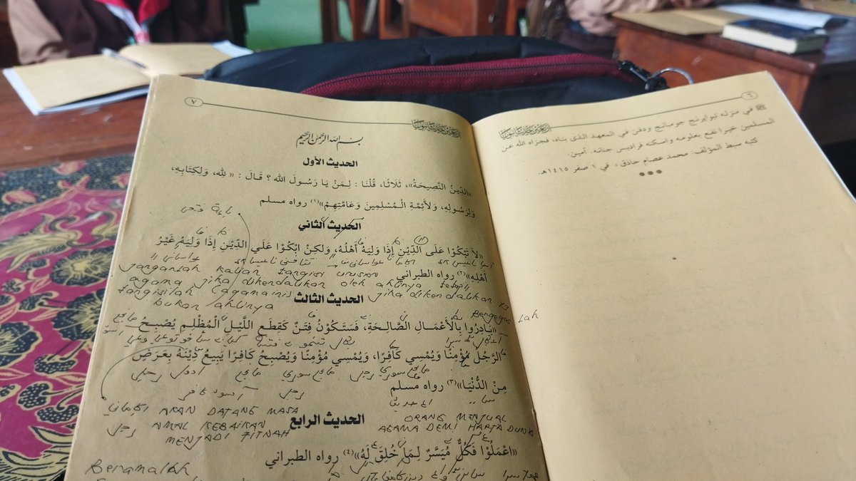 Moccacinorigin's tweet photo. “لاَ تَبْكُوْا عَلَى الدِّيْنِ إِذَا وَلِيَهُ أَهْلُهُ، وَلكِنْ ابْكُوْا عَلَيْهِ إِذَا وَلِيَهُ غَيْرُ أَهْلِهِ”.

“Jangan tangisi (urusan) agama ini jika dikendalikan oleh ahlinya, tetapi tangisilah agama ini apabila ia dikendalikan oleh orang yang bukan ahlinya”. https://t.co/b27xmzYJuL