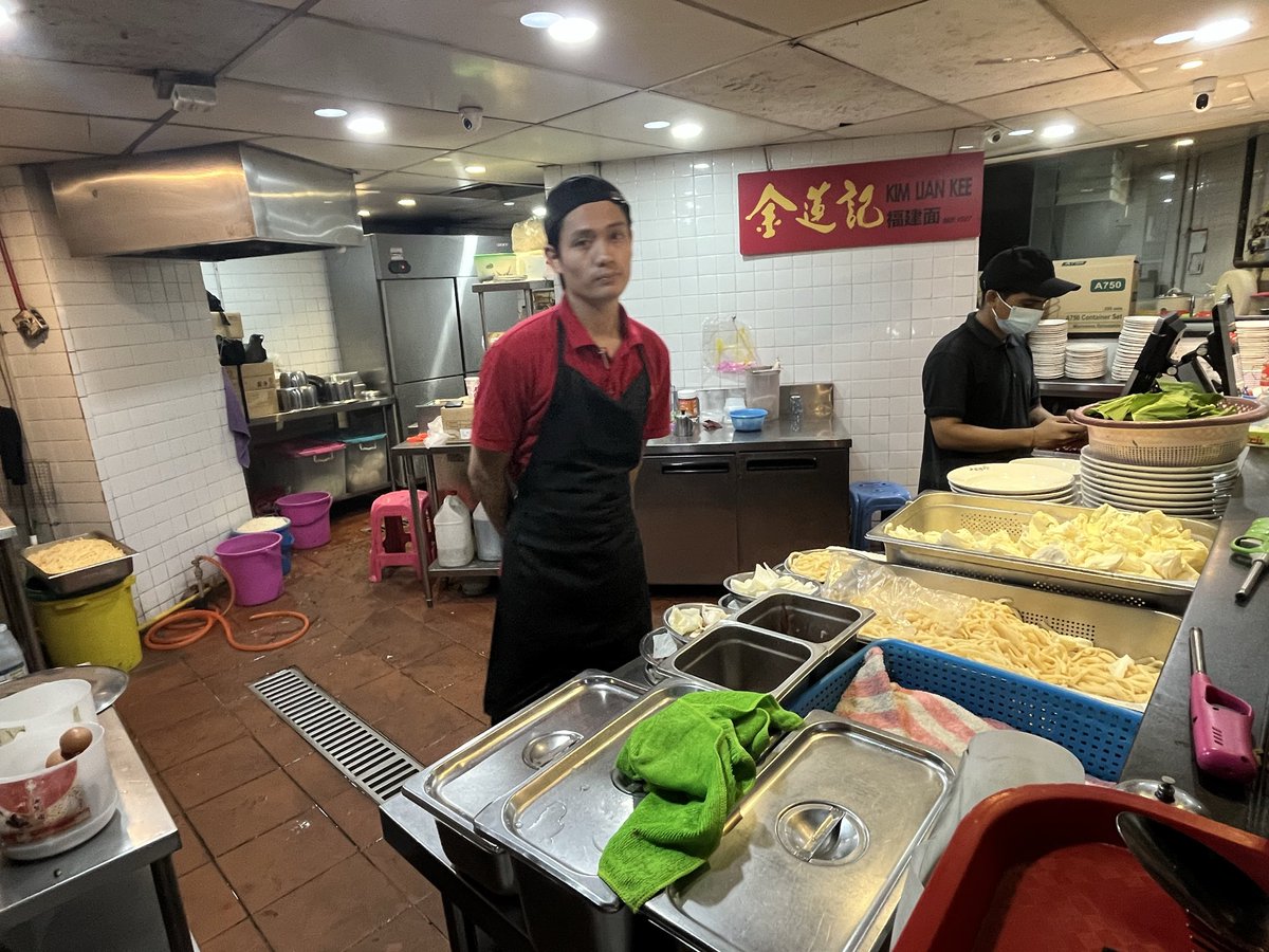 asianinnov's tweet photo. 今日のランチは十號胡同の金蓮記の福建麺ホッケンミー。KLで福建麺といえばうどんの様な太麺で黒いオイスターソースの焼きそばを言う。面白いのはペナンで福建麺といえばスープ海老麺を指し、シンガポールの福建麺は細麺の焼きそばを指す。天津に天津飯が無い様に、中国本土福建に福建麺は無い。 https://t.co/GIIPyIx3We