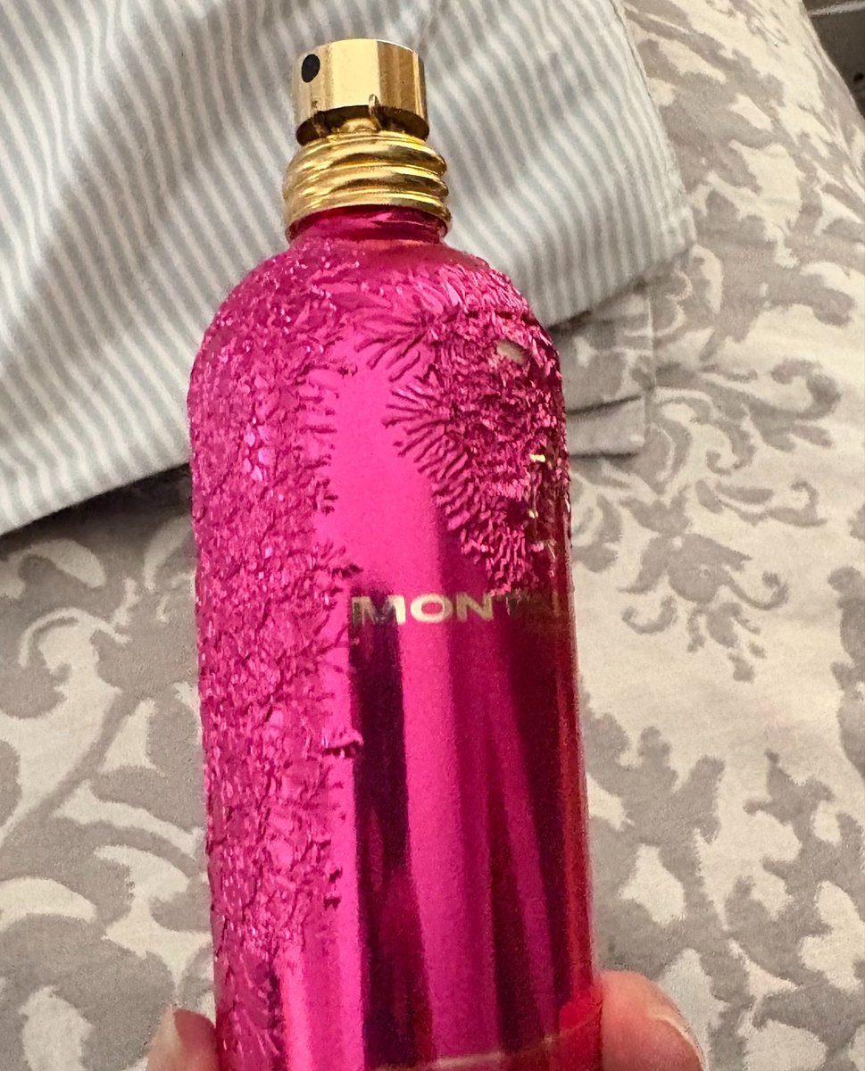 AliciaAlarcon's tweet photo. Pedí un perfume por @amazonmex 
Y llegó echado a perder. Casi sin líquido. Hasta la botella destruida. Derramado. 
No hay adonde quejarse porque me regresan a la misma página. No hay acceso a ningún chat, pongo las fotos y no me las aceptan, pido llamada y que no es el teléfono “actual”. Marco al 800 que tienen y que no está disponible. ¿Qué se hace?