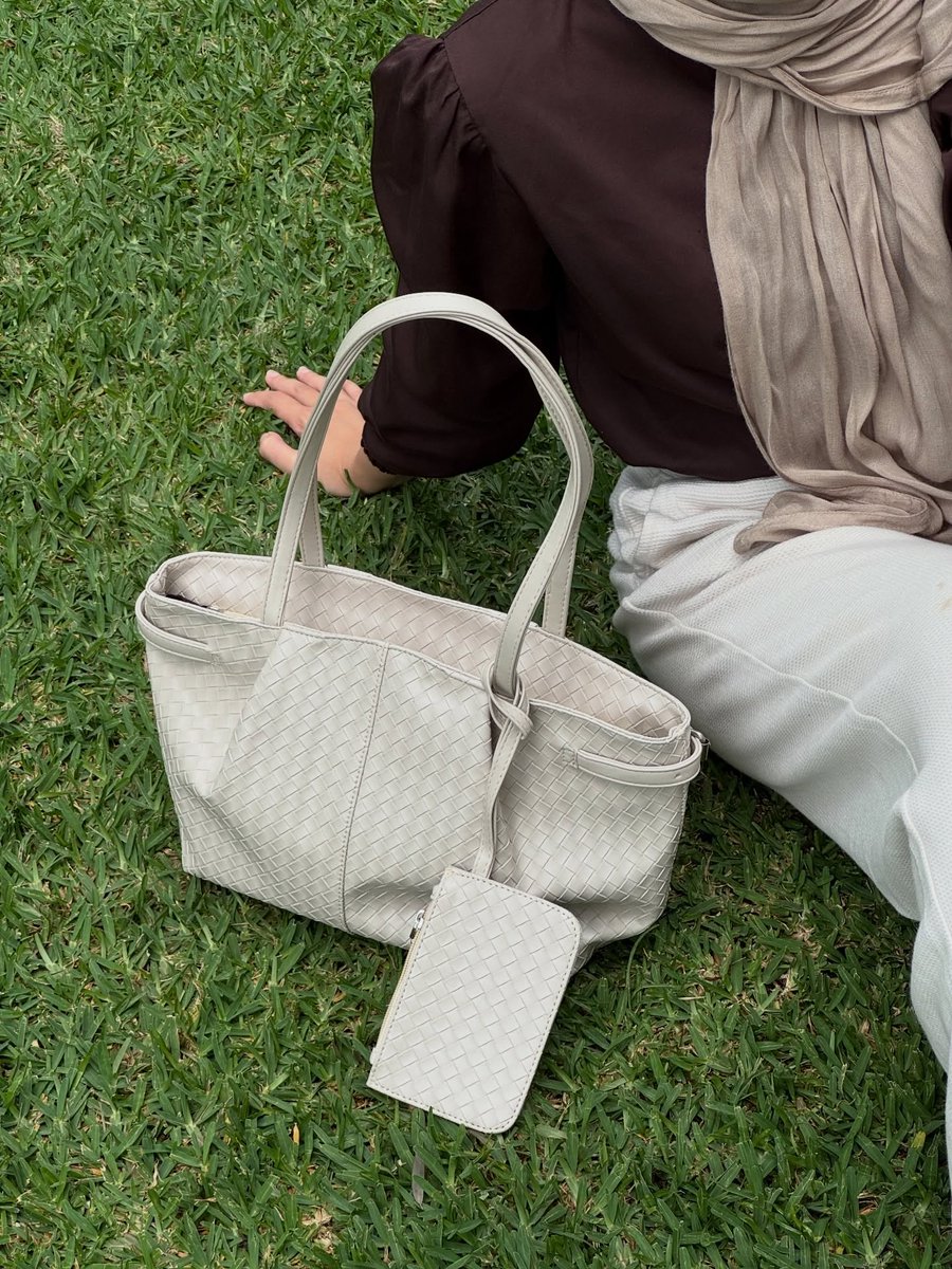 kiyounsaramm's tweet photo. In this economy kayanya kita butuh tas yg begini 
Under 100K, modelnya timeless, mau dipake ke mana aja masuk. Beneran cakep banget 🫶 https://t.co/DXPf0nyu2u